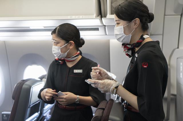 画像: Q.機内でマスクをしていない人がいないか、心配です A.客室乗務員もお客さまも、マスクの着用を原則とさせていただいております