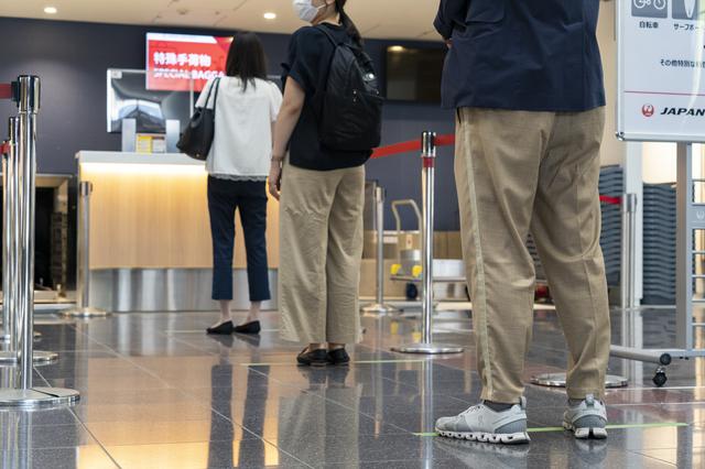 画像1: Q.手荷物検査は並ぶことも多いですが、チェックイン時のソーシャルディスタンシング対策についてお教えください A.1m以上間隔が空くように、フットプリントを設置しています
