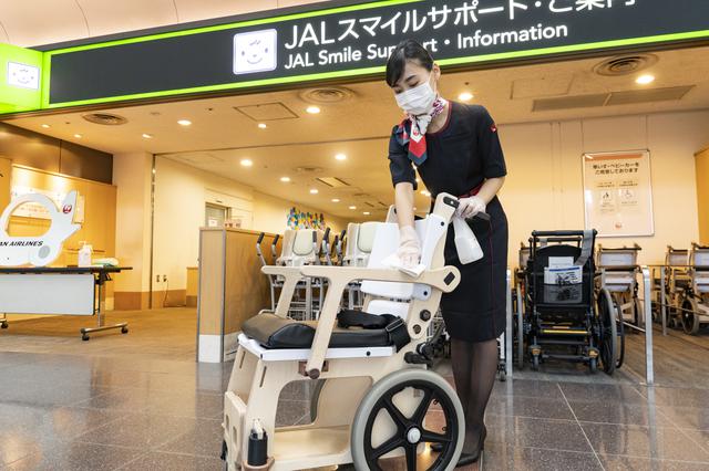 画像2: Q.カウンターやベビーカーなど多くの人が触れる場所の感染防止対策は? A.グランドスタッフが定期的に、2つの消毒液を使い分けて拭いています