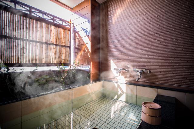 画像13: 部屋付きの露天風呂と窓辺の絶景を満喫。リトリートできる「おこもり旅」