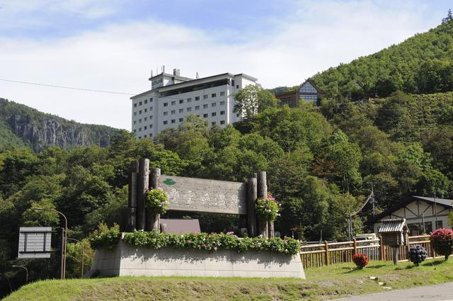 画像10: 部屋付きの露天風呂と窓辺の絶景を満喫。リトリートできる「おこもり旅」