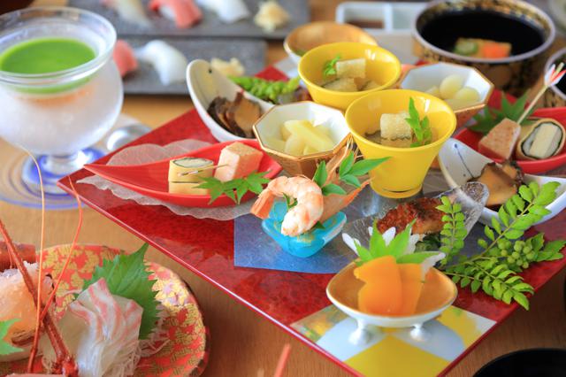 画像7: 部屋付きの露天風呂と窓辺の絶景を満喫。リトリートできる「おこもり旅」