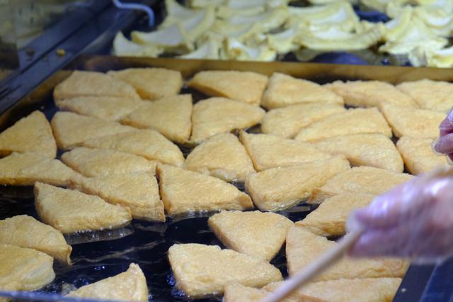 画像: 揚げたての油揚げが食べられるのが「定義とうふ店」。この地を訪れた人は必ずと言っていいほど食べ、そして買って帰る定義山名物なんです。低温と高温の2度揚げでカリッとした食感に仕上がります。
