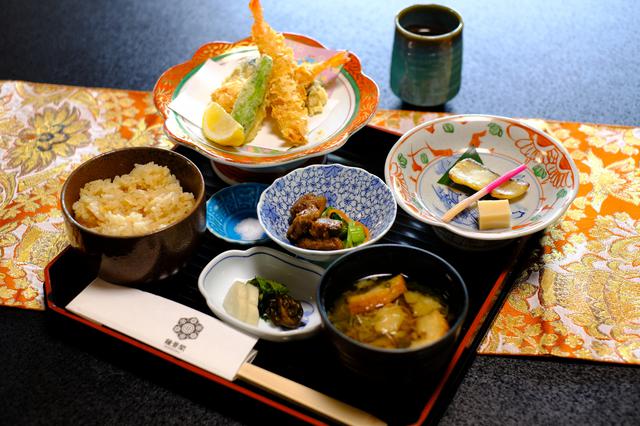 画像: 鍾景閣では仙台の伝統工芸「仙台箪笥」を使った料理を食べることが出来ます。まずはお昼から贅沢なお食事が運ばれてきました!