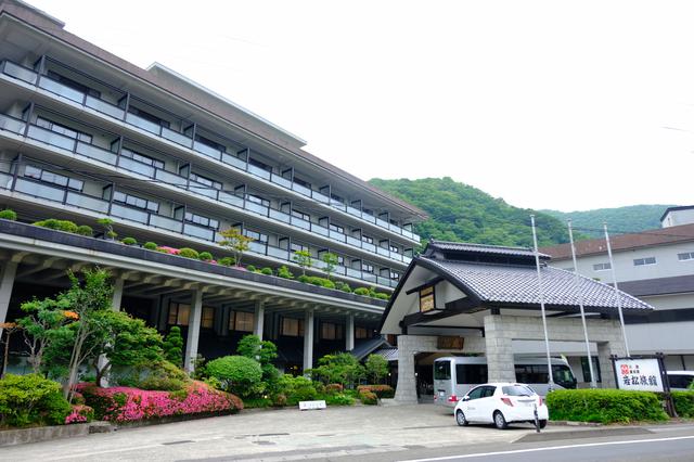 画像: 定義山からバスを乗り継ぎ、やってきたのは作並温泉。こけしの名工を訪ねたいとやってきました。しかしせっかくなので温泉にも立ち寄ります!やってきたのは作並温泉で最も古い宿「岩松旅館」。