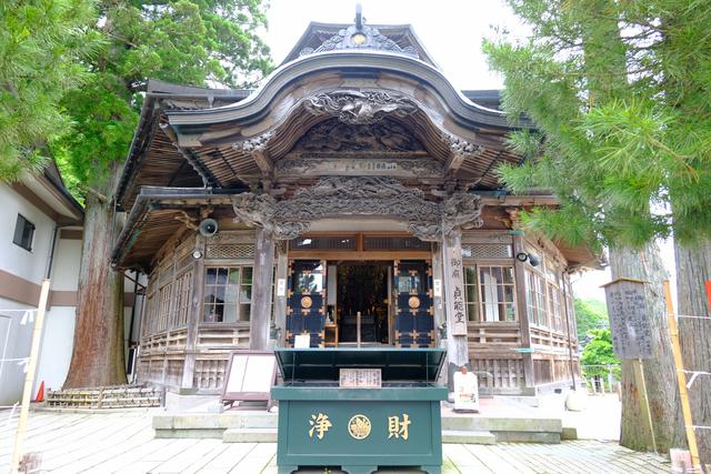 画像: 「御廟貞能堂」は六角形の元・本堂。平貞能公の墓上に建つ御廟です。中に入ることもできて、写経体験も出来ます。