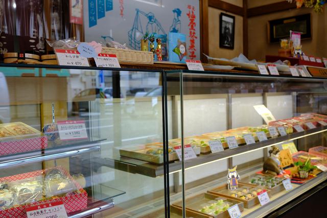 画像: 駄菓子だけでなく上生菓子や季節のお菓子なども扱いがある、街の和菓子屋さんです。