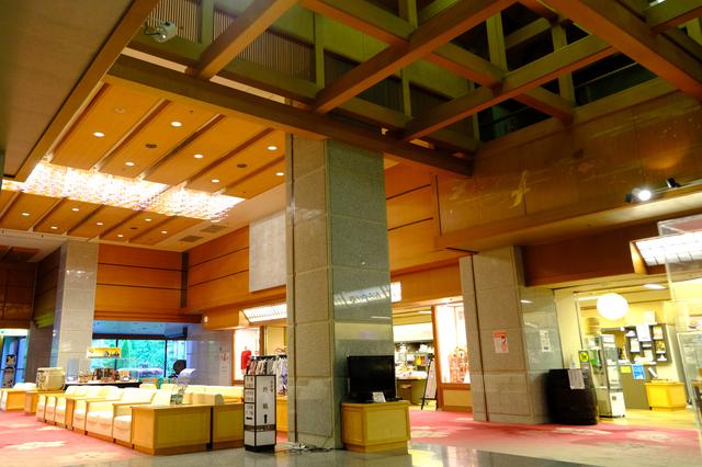 画像: 総部屋数91室の大きな温泉宿です。ロビーも広々として天井高です。