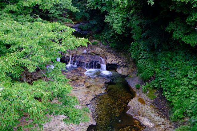 画像: 岩松旅館からお散歩気分で到着します。水清き広瀬川沿いを歩いて5分ほど。