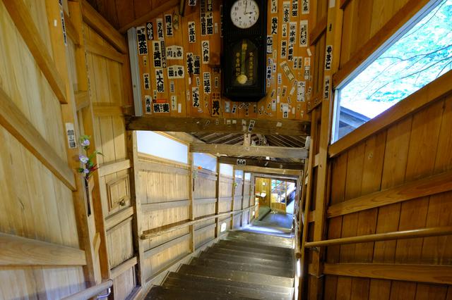 画像: 風情を感じる木製の階段を下り、広瀬川の脇にある岩で組んだ露天風呂へと向かいます。岩風呂では、この日も多くの人がお風呂を楽しんでいました。