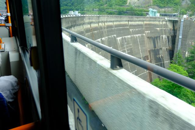 画像: 仙台は車で20分も走れば自然豊かな景色が広がります。定義山までの路線では、途中ダムの上を横切る山道で、緑いっぱいの行程でした。