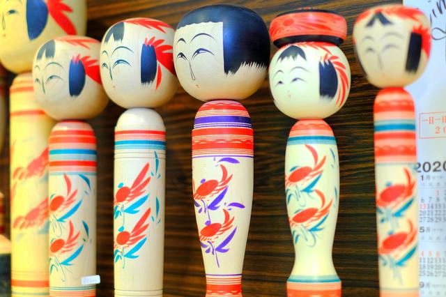 画像: お店には伝統的な作並こけしと創作こけしがありました。こけしは元々子供のおもちゃであったことから、握りやすい細い形が基本形です。
