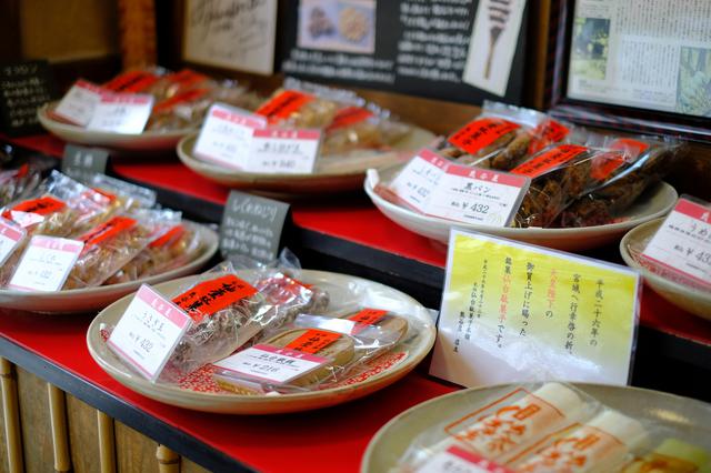 画像: 子どものおやつとして、また庶民の味として親しまれてきた仙台駄菓子。日本各地にある駄菓子との違いはその種類の豊富さ。上品な様式を保ちつつも、色も形も違う品目の多さが特徴です。