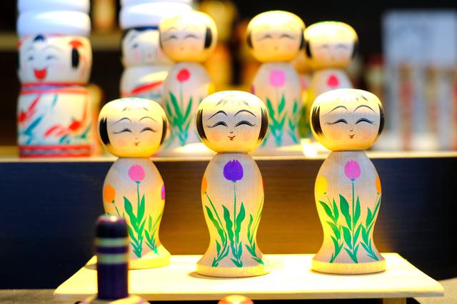 画像: 創作こけしは色も形もさまざま。独創的で、時にはオーダーにも応えるということです。