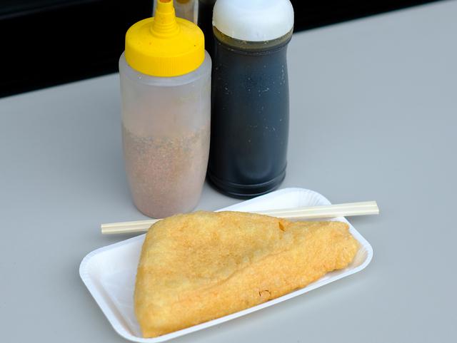 画像: この門前町で大人気なのは“油揚げ”。大きくて分厚い「三角定義あぶらあげ」です。