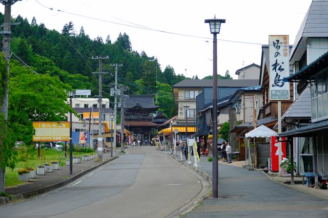 画像: 定義山にある「定義如来 西方寺」の門前町に到着しました!