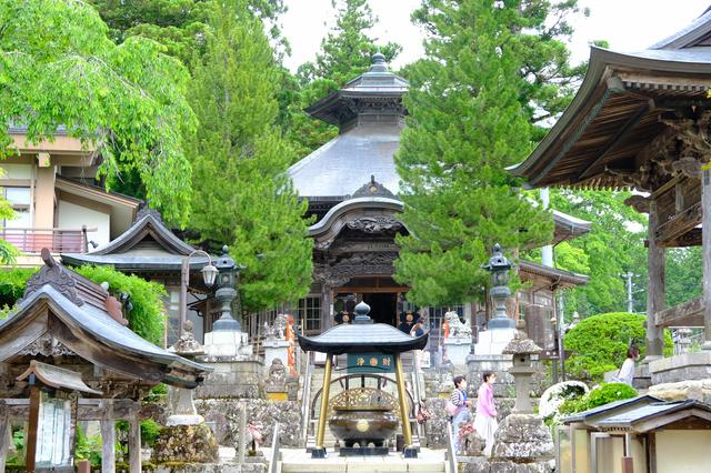 画像: この山門を含め5つの建物が登録有形文化財に指定されています。澄んだ空気に心も穏やかになります。