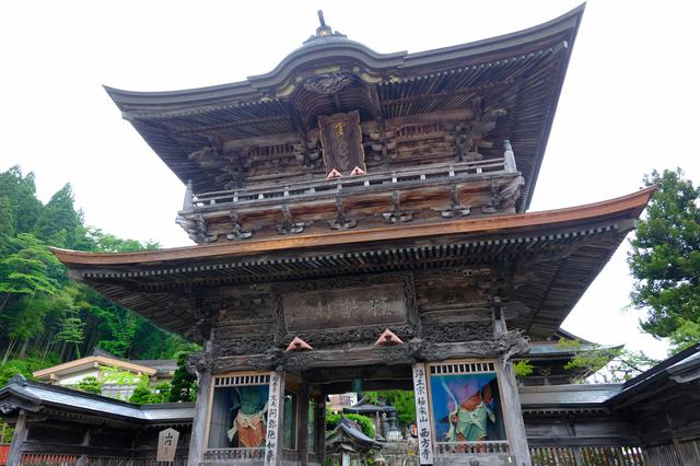 画像: 門前町を抜けると「定義如来 西方寺」が真正面に見えてきます。最初にくぐるのが山門です。