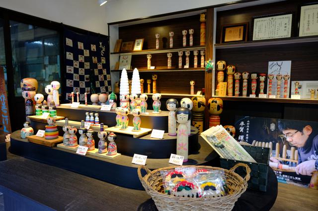 画像: お店にはたくさんのこけしが並びます。奥には工房があり、タイミングが良ければ作業の様子も見ることができます。