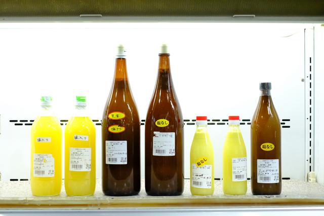 画像: こちらは「ゆのす(酢)」。地元で料理に使われる柚子果汁です。一升瓶で売られているのに驚きました。柚子の季節に果汁を絞りゆのすを作り、次の季節が来るまでに売り切るそう。これは冬に作られたゆのすです。