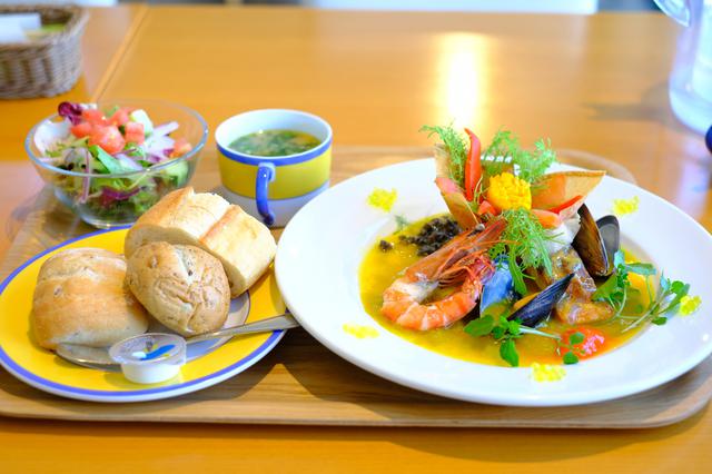 画像: お皿の上に咲く睡蓮をモチーフに、パプリカとトマトで作った花とふんだんな魚介。アトランティックサーモンには華やかな金銀のバルサミコ酢、オリーブオイルキャビアが添えられ煌びやかな一皿です。
