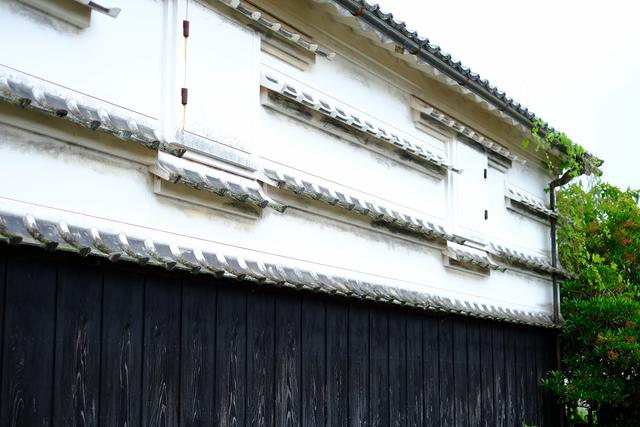 画像: 漆喰の壁に瓦を付けた「水切り瓦」。高知東部によく見られる建築構造です。漆喰壁に水が流れないよう瓦を庇にして水を切る、台風や雨が多い高知ならではの建築方法です。