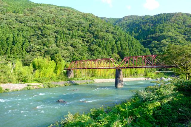 画像: 宿は奈半利川沿いにあり、川には1932(昭和7)年に造られた小島橋がかかっています。