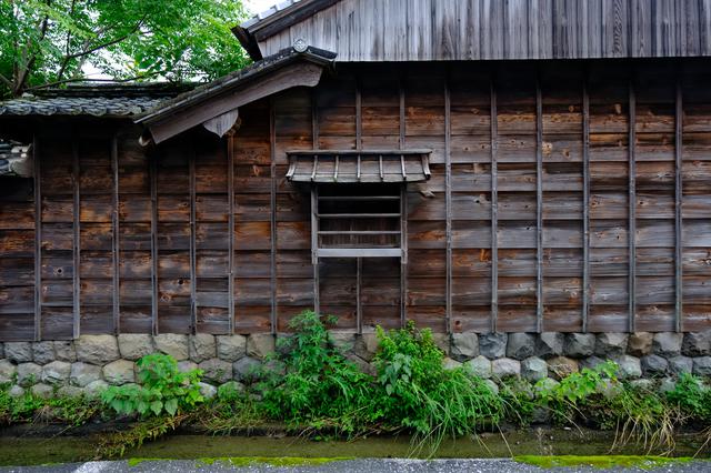 画像: 石垣の上に建つ古い木造の建物。特に観光地として名がついていない場所でも立ち止まってしまうような、昔の風景が残っています。