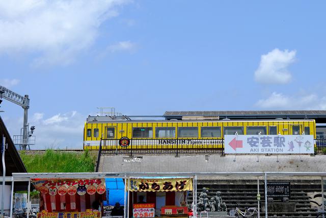 画像: プロ野球チーム・阪神タイガースの春季キャンプ地ともなっている安芸。阪神カラーに縦じまのラッピングがされた車両も走っていました。阪神ファンにとってはたまらないですね。