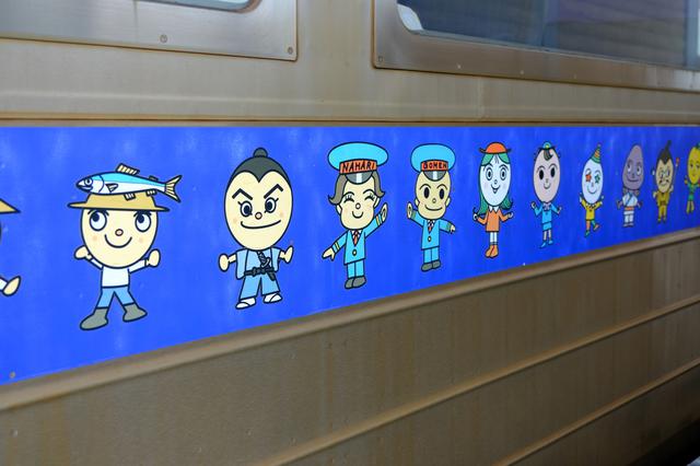 画像: ご・な線は高知県出身の漫画家、やなせたかし氏が描く駅キャラクターが存在します。車両には各駅のキャラクターが勢ぞろいです。