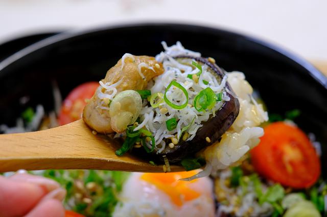 画像: ネギやごま、ミョウガ、しそ。薬味たっぷりでさわやかな風味。人気の丼なのがよくわかりました!