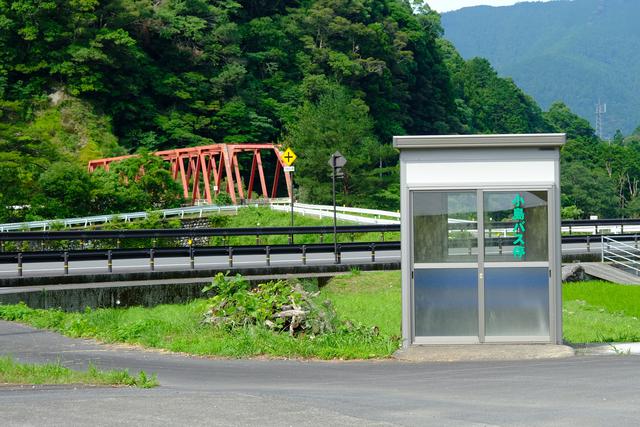 画像: 降ろしてもらったところにはかわいいバス停とのどかな風景がありました。
