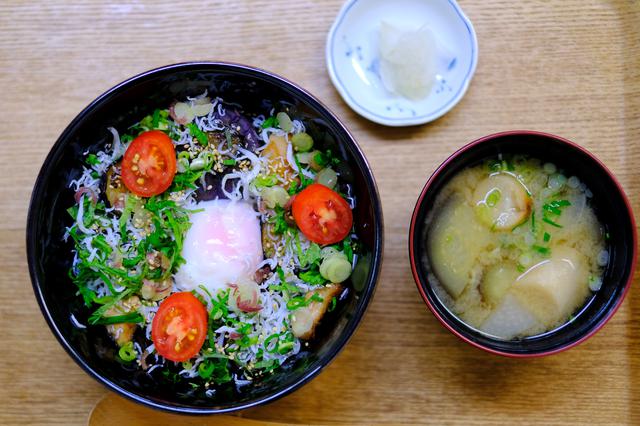 画像: 単品にお味噌汁を付けてもとてもリーズナブル。満足ランチとなりました。