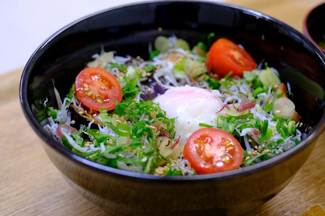 画像: 見てください!この華やかな丼を。安芸の名物しらす、茄子、土佐ジロー(鶏肉)が乗った「安芸まるごと丼」。