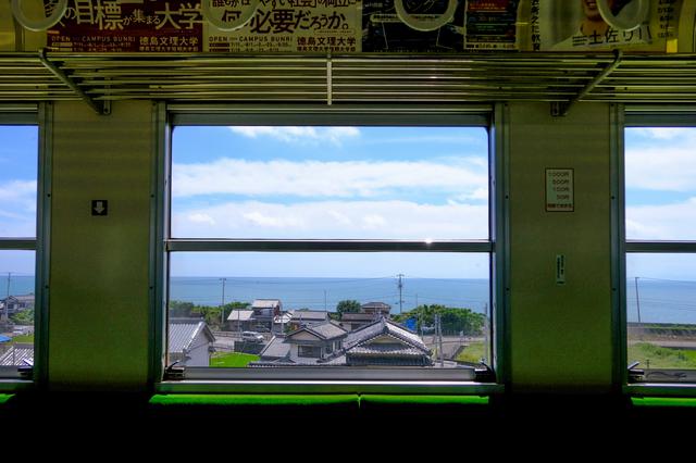 画像: 今回の旅は「土佐くろしお鉄道 ごめん・なはり線(以下ご・な線)」で巡るひがしこうちの旅。海岸線を走る電車で、車窓から高知の海が見える気持ちのいい鉄道です。