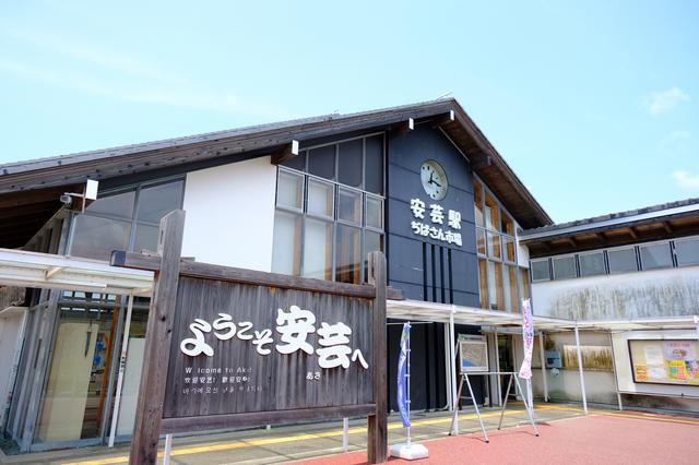 画像: 安芸駅から直結の産直市場「安芸市ぢばさん市場」。地域の農産物や日本酒、柚子商品などが揃います。