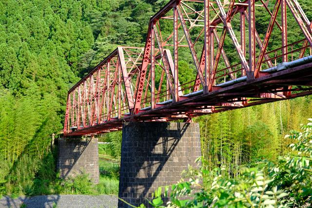 画像: 魚梁瀬森林鉄道の遺構で、現在は車が通れる道として整備されています。