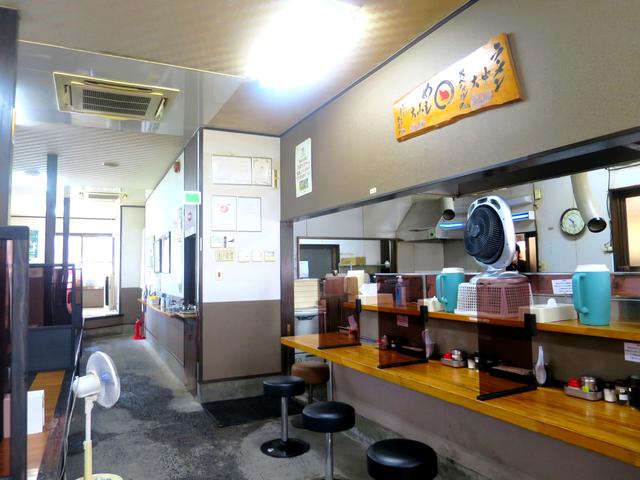 画像: 店内はカウンター&小上がりにテーブルが並び、ゆったり広々。約60席ある