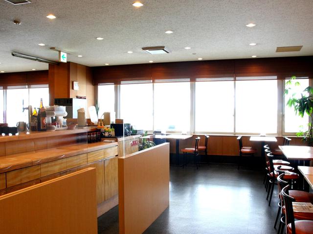 画像: こちらは展望側ゆえに霧島連山や航空機の離発着なども楽しめる