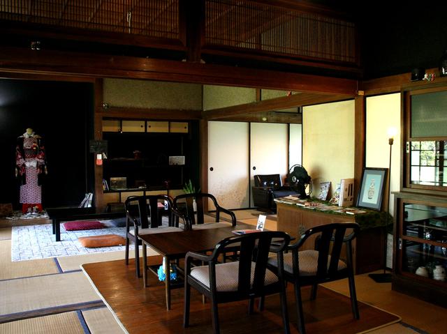 画像: オーナー&スタッフが時間をかけて自ら改装。畳敷きの和の空間に古き良き昭和が残る