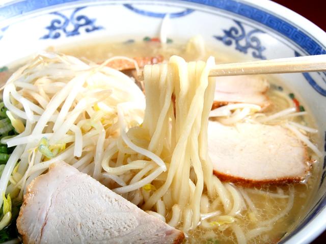 画像: 防腐剤や卵も不使用の自家製麺。中太ストレートタイプで、コシと少しのふっくら感が共存