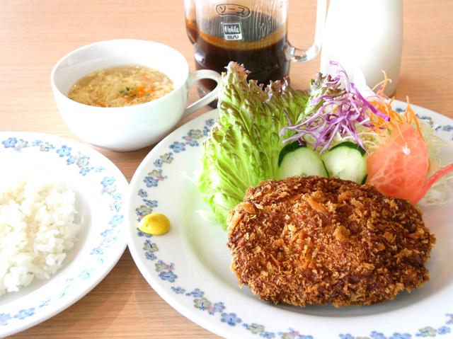 画像: ジューシーな、黒豚メンチカツ(スープ、ライス付き)は1340円(税別)