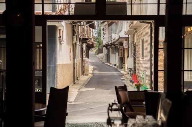 画像: 店内から眺める温泉津温泉の街並み