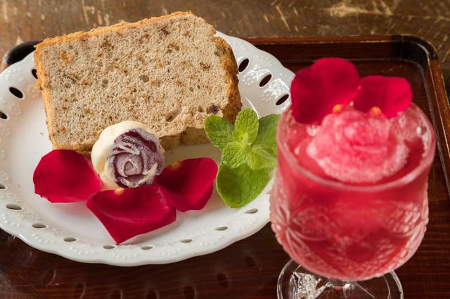 画像: 薔薇シフォンケーキ(左)と薔薇スパークリング(右)