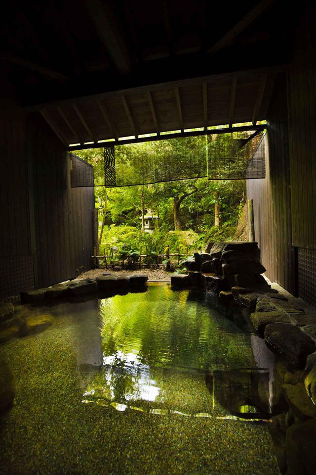 画像: 湯の川温泉「湯宿 草菴」岩風呂
