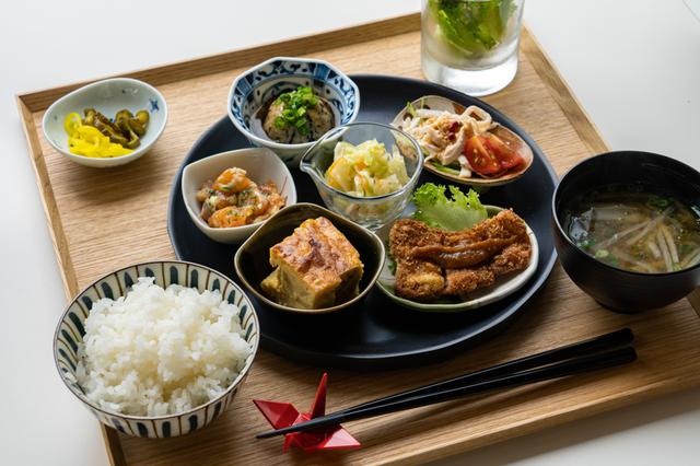 画像1: 地元の食材を活かしたメニューや、人気の“ラウンジカレー”も