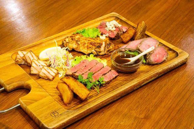 画像: 名物「お肉の盛り合わせ(税込2,728円)」