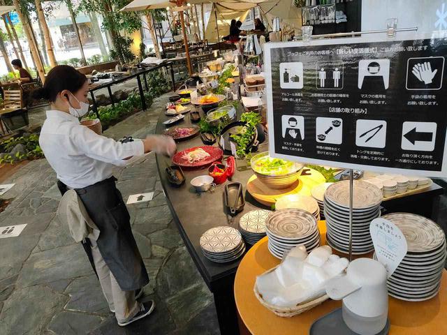 画像3: 4.ランチで人気のサラダバーでも感染予防対策。「Farm to Table TERRA」
