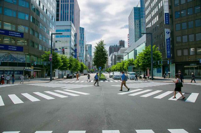画像: 駅前通の交差点はほとんどがスクランブル交差点