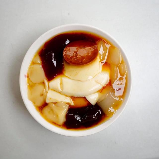 画像: 台南:「修安扁擔豆花」のプリン豆花はお好みのトッピングで